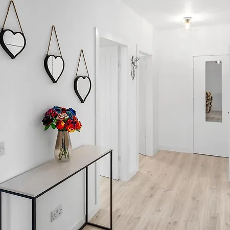 Modern 2br Flat - High Street Location *