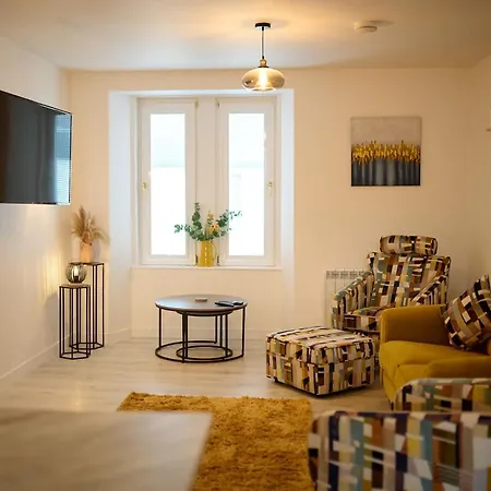 Modern 2br Flat - High Street Location