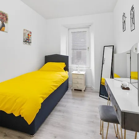 Modern 2br Flat - High Street Location *