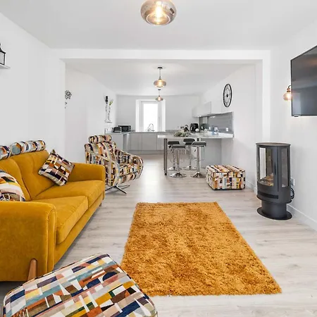 Modern 2br Flat - High Street Location Oban