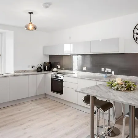 Modern 2br Flat - High Street Location Apartment Oban
