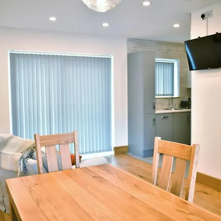 Apartment Red Watch *
